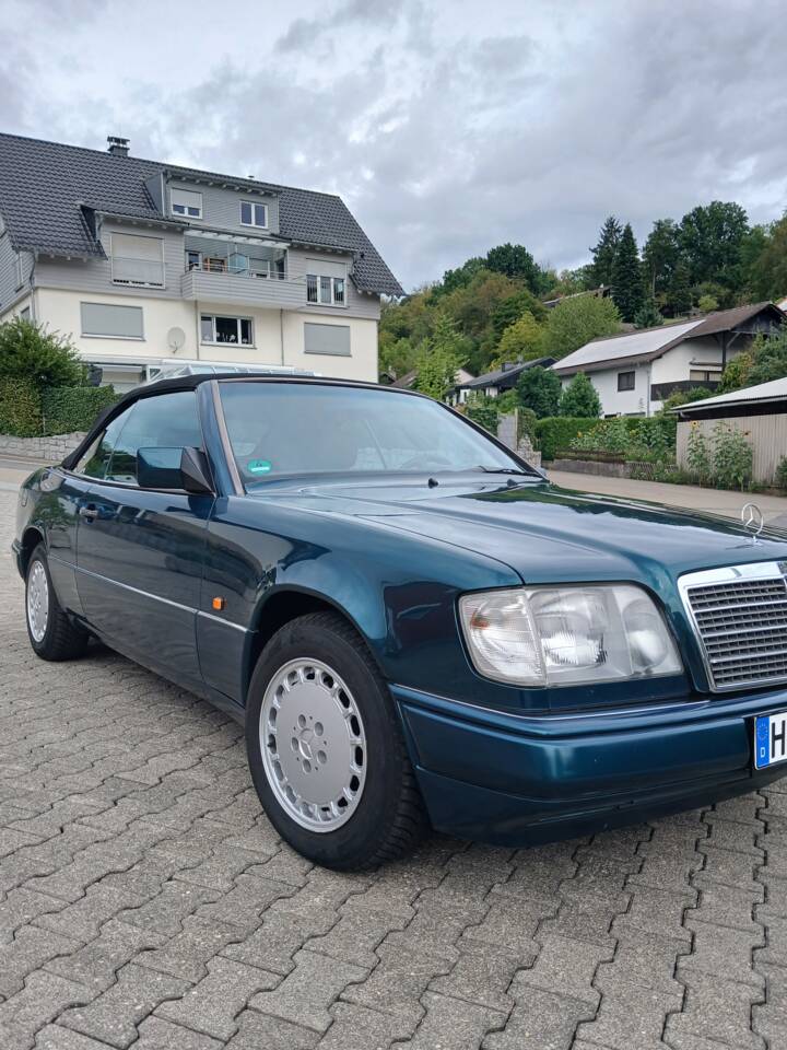 Image 4/29 of Mercedes-Benz E 200 (1995)