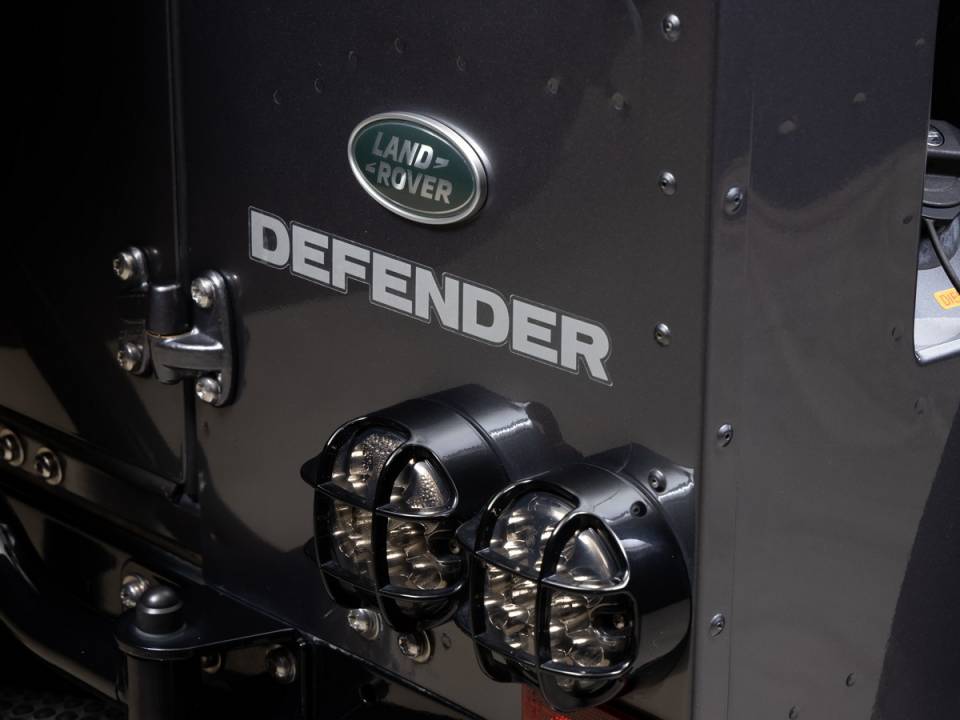 Image 18/32 of Land Rover Defender 90 (2015)