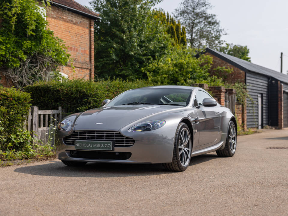 Image 47/64 of Aston Martin V8 Vantage (2010)