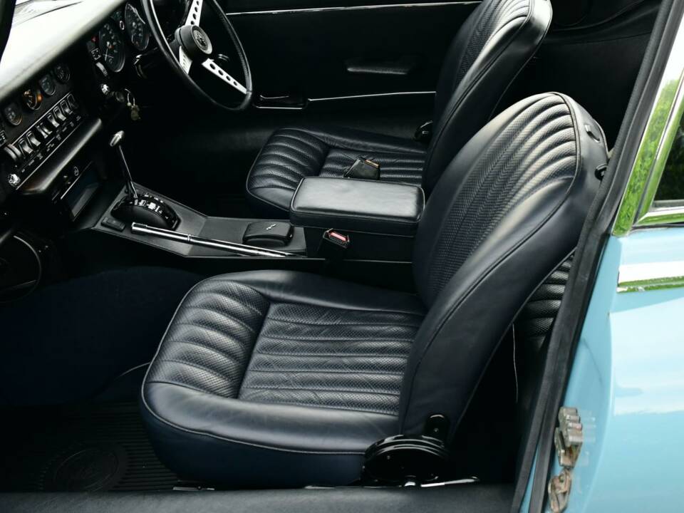 Image 19/50 de Jaguar E-Type V12 (2+2) (1972)