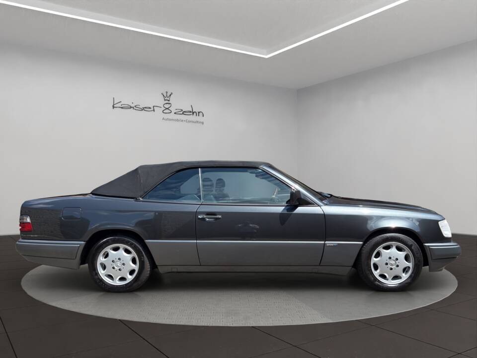 Imagen 5/24 de Mercedes-Benz E 220 (1993)
