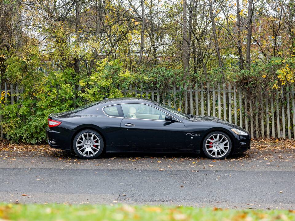 Bild 37/50 von Maserati GranTurismo 4.2 (2008)