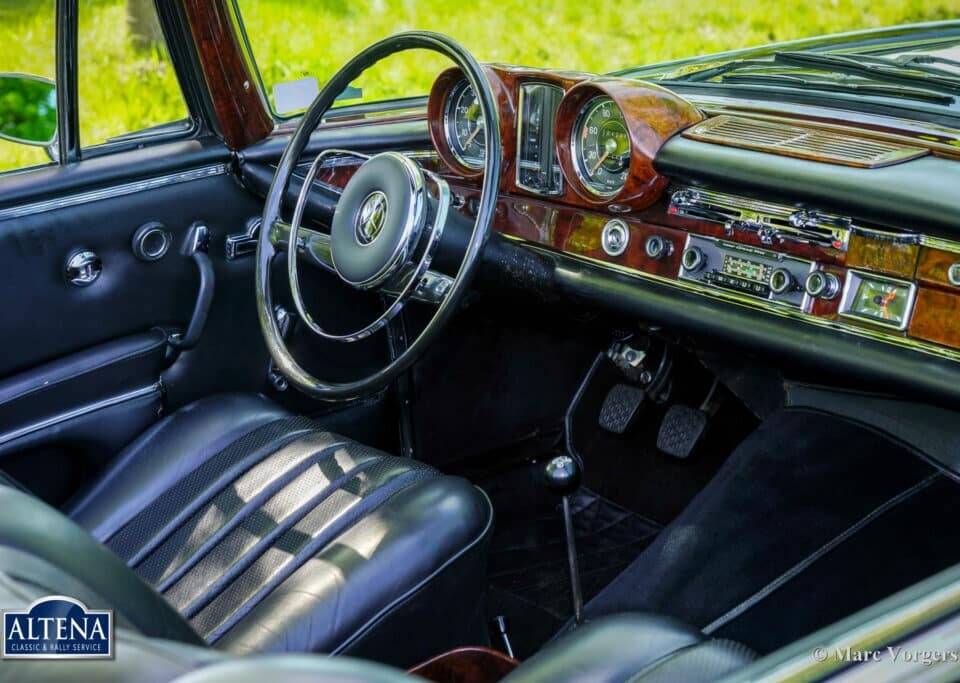 Image 29/52 de Mercedes-Benz 220 SE b (1963)