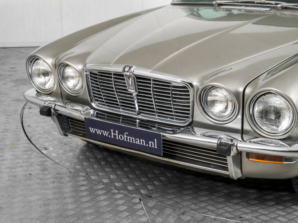 Image 18/50 de Jaguar XJ 12 L (1975)