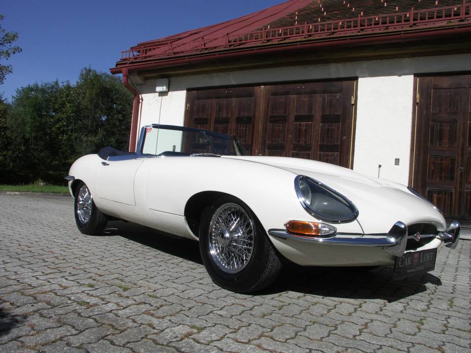 Image 36/36 of Jaguar E-Type 4.2 (1966)