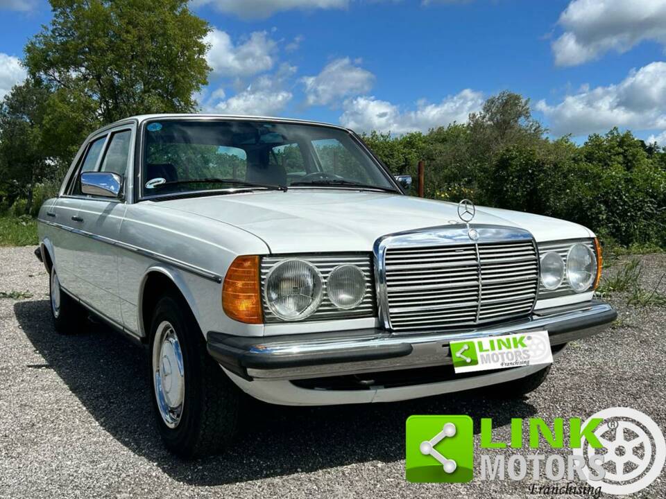 Imagen 5/10 de Mercedes-Benz 200 (1981)