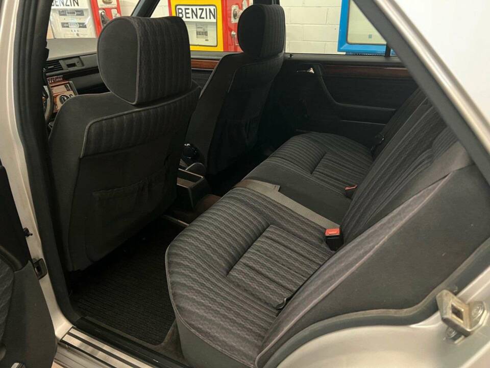 Image 13/18 de Mercedes-Benz E 200 (1993)