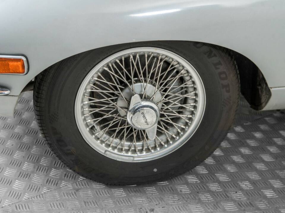 Image 20/47 de Jaguar E-Type (1969)