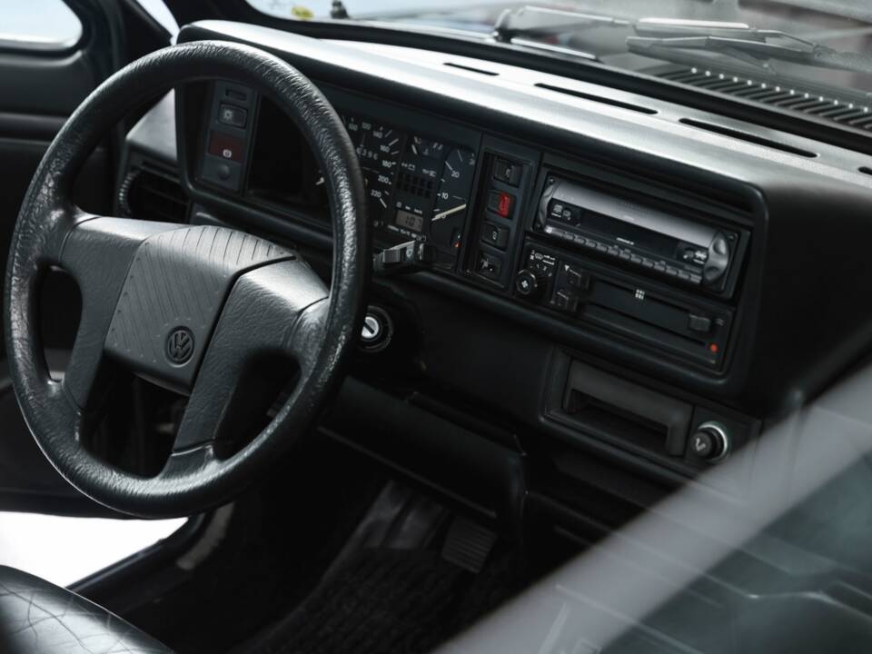 Image 22/36 of Volkswagen Golf Mk I Convertible 1.8 (1993)
