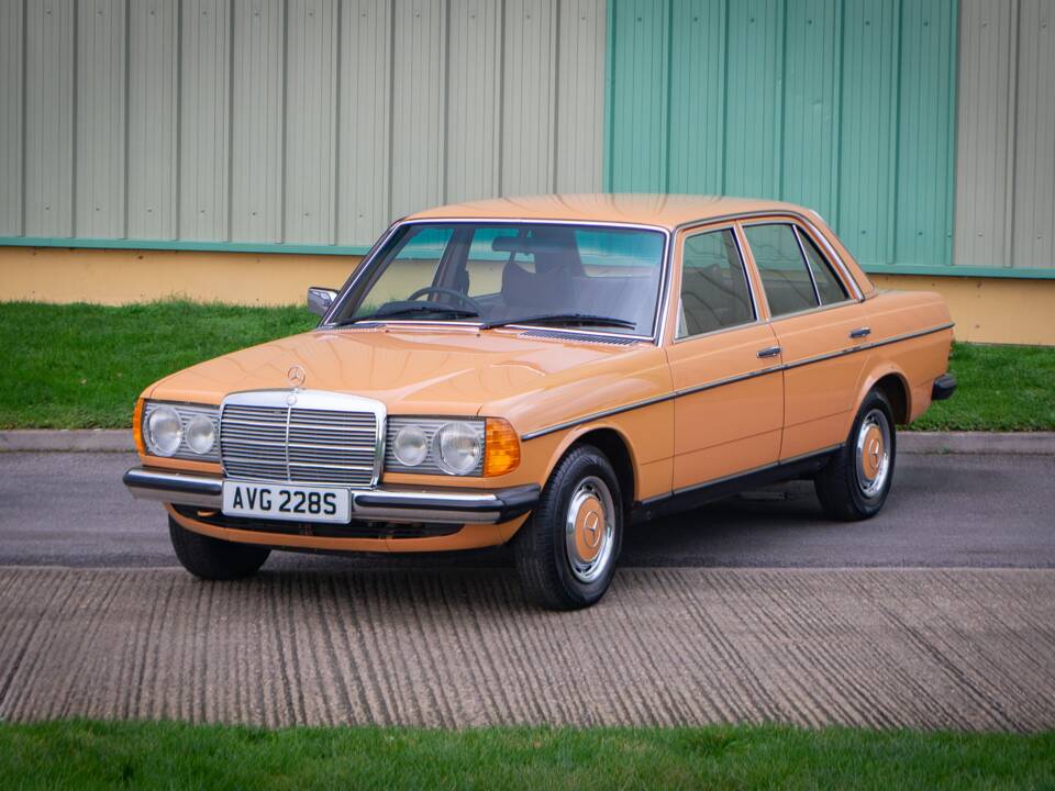 Image 2/32 of Mercedes-Benz 250 (1978)