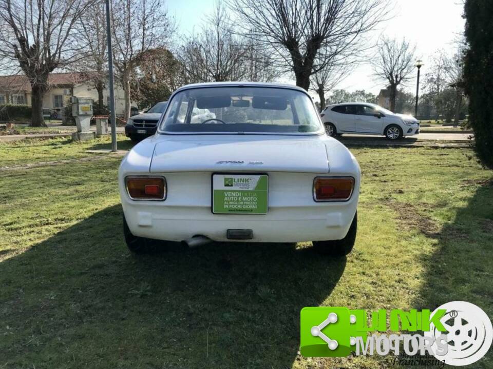 Image 6/10 de Alfa Romeo Giulia GT 1300 Junior (1970)