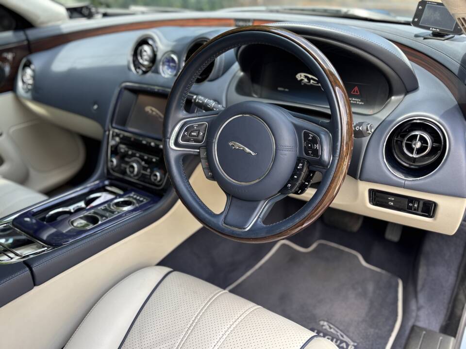 Image 44/50 of Jaguar XJ 5.0 (2011)