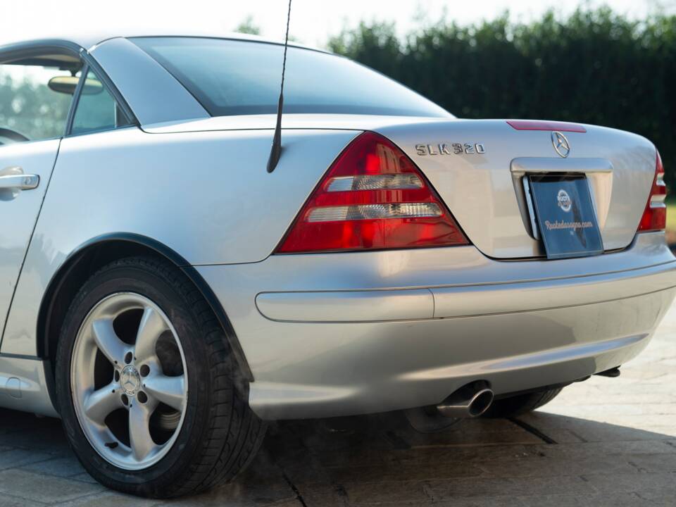 Obraz 18/48 pojazdu Mercedes-Benz SLK 320 (2001)