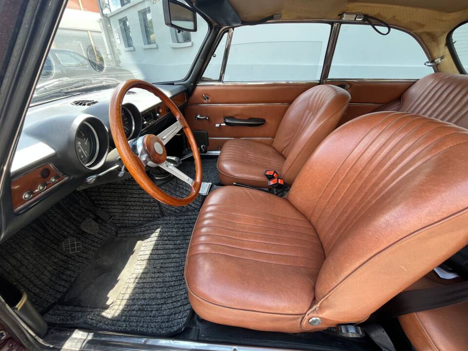 Image 13/17 de Alfa Romeo Giulia GT 1300 Junior (1972)