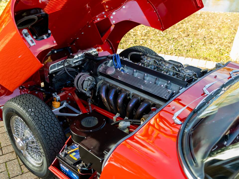 Image 16/50 de Jaguar E-Type (1969)