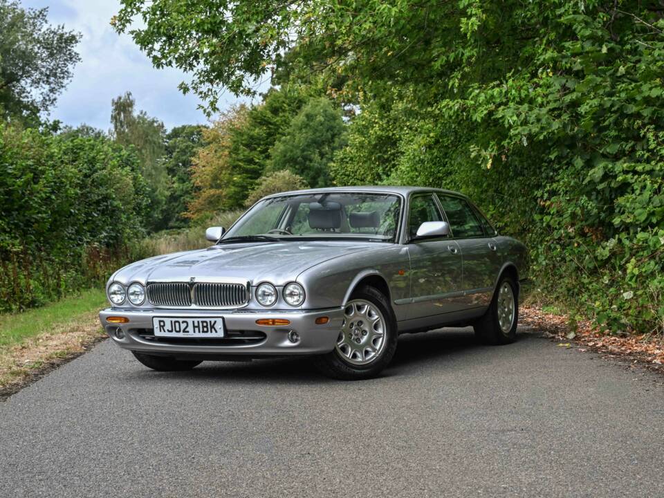 Immagine 7/50 di Jaguar XJ 8 Executive (2002)