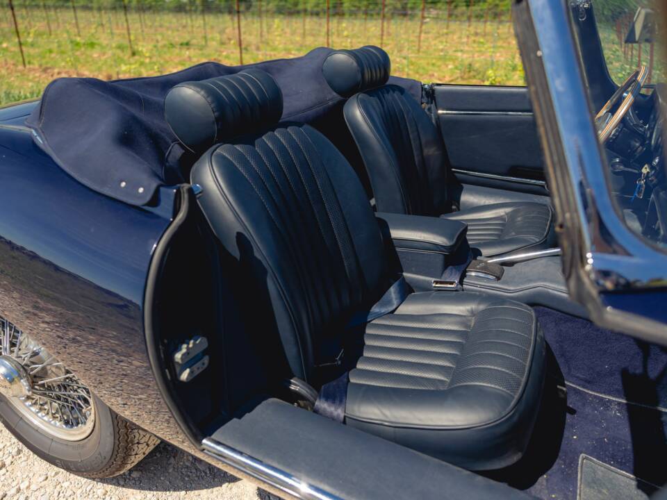 Image 32/50 de Jaguar E-Type (1969)