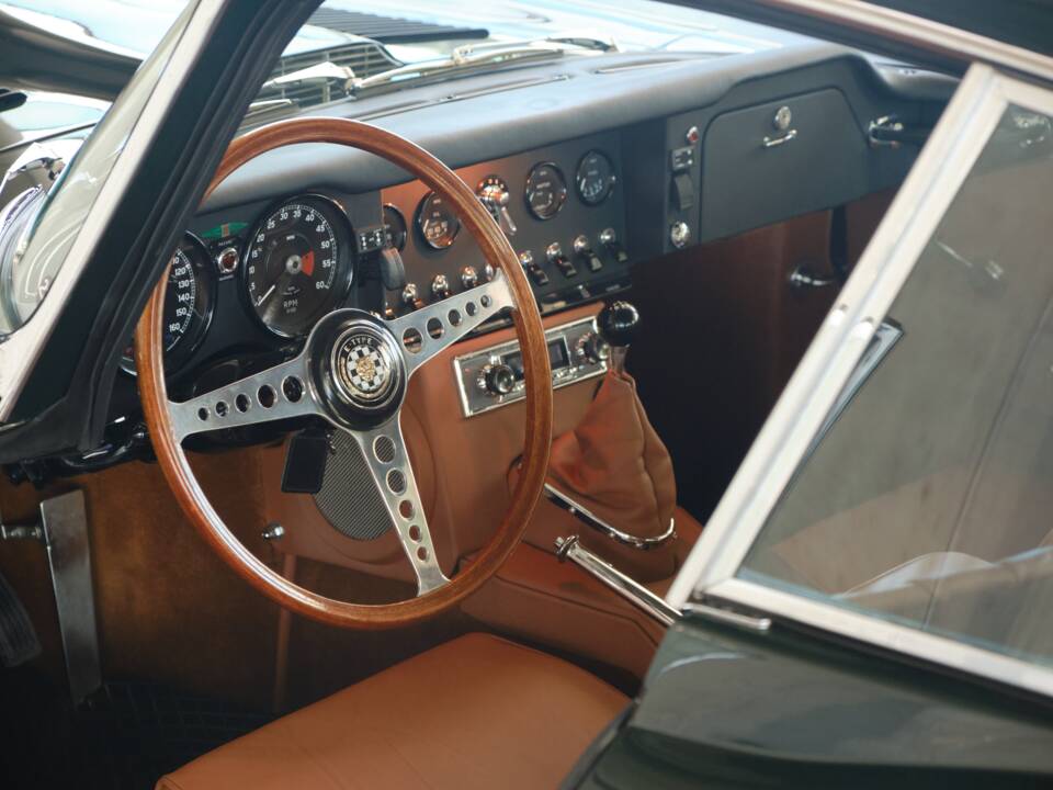 Image 43/50 de Jaguar E-Type (1970)