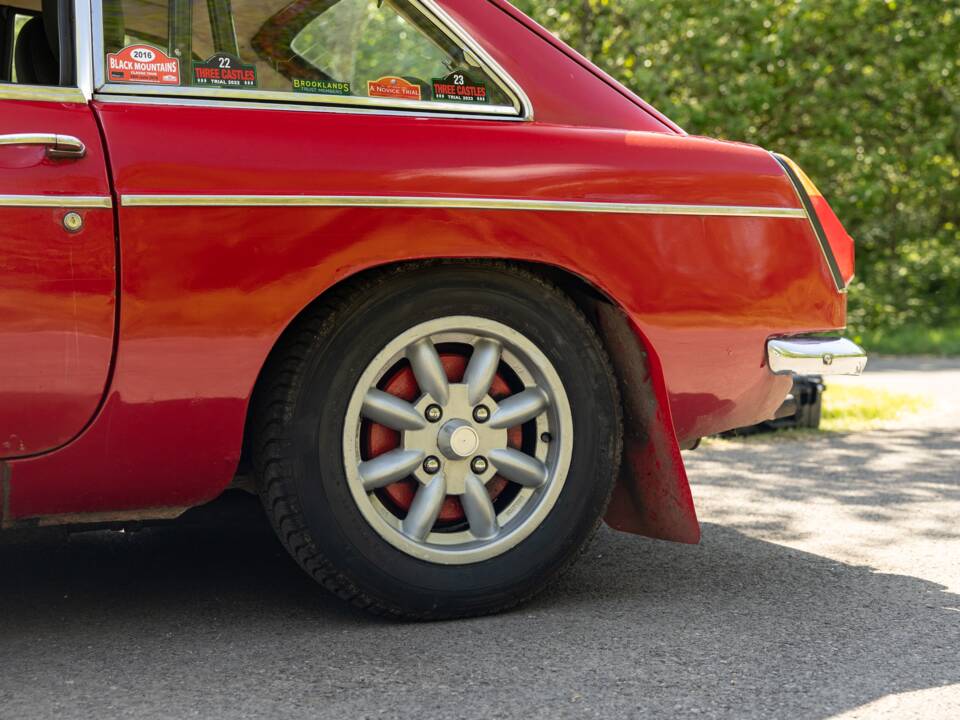 Image 17/50 of MG MGB GT (1970)