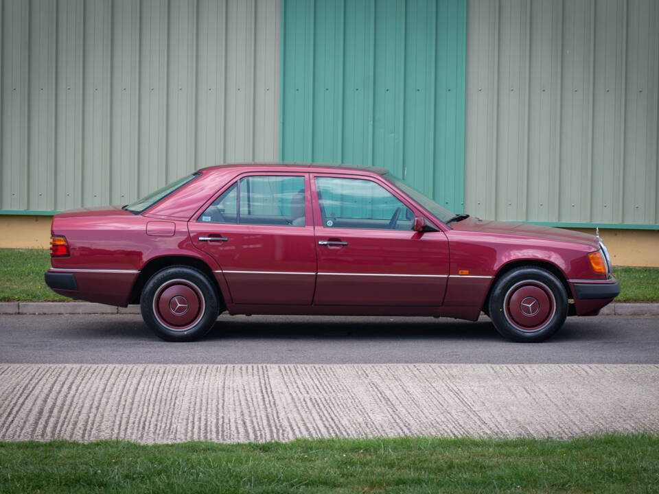 Bild 4/23 von Mercedes-Benz 200 E-16 (1993)