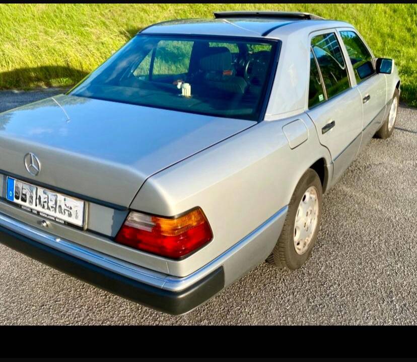 Immagine 3/19 di Mercedes-Benz E 200 (1993)