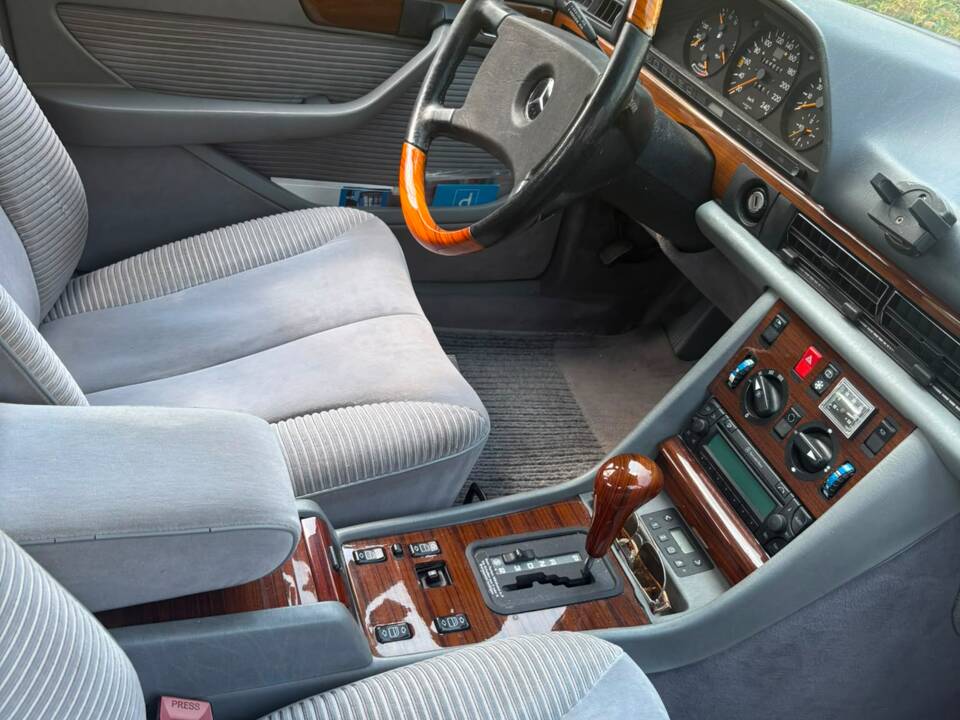 Immagine 9/13 di Mercedes-Benz 300 SE (1990)