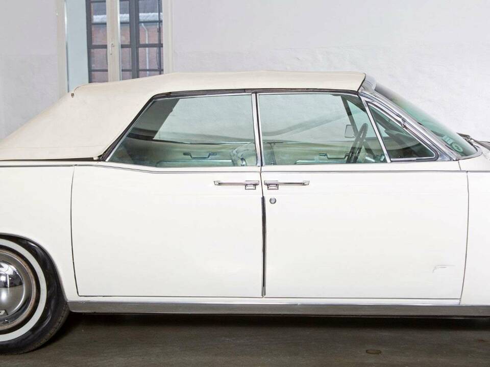 Image 8/20 of Lincoln Continental Convertible (1966)