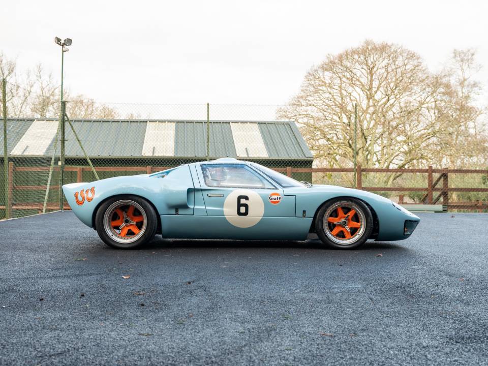Image 2/32 of Ford GT40 (1965)