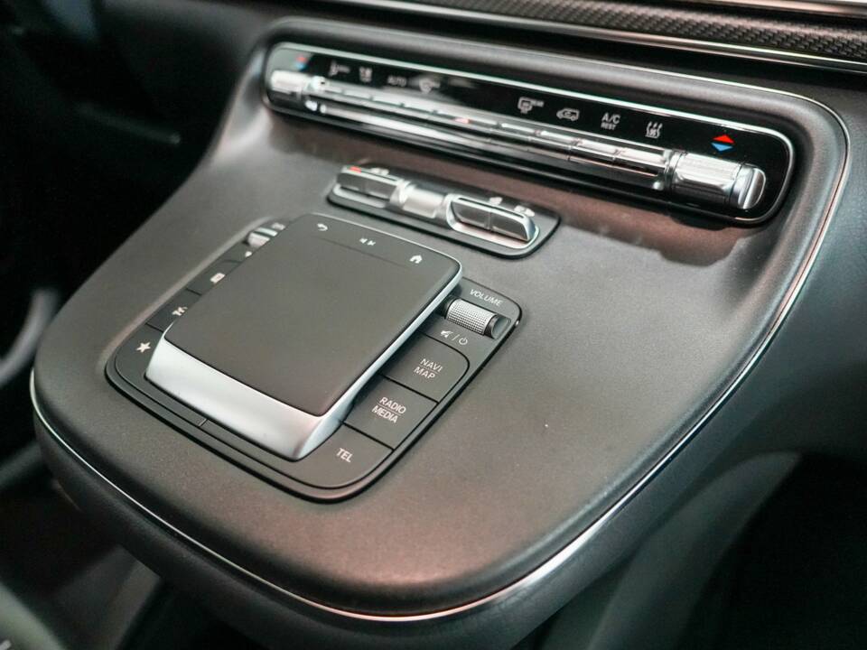 Image 17/35 of Mercedes-Benz V 300 d 4MATIC (2025)
