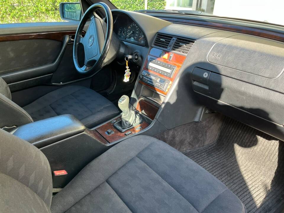 Image 6/11 of Mercedes-Benz C 220 Diesel (1995)