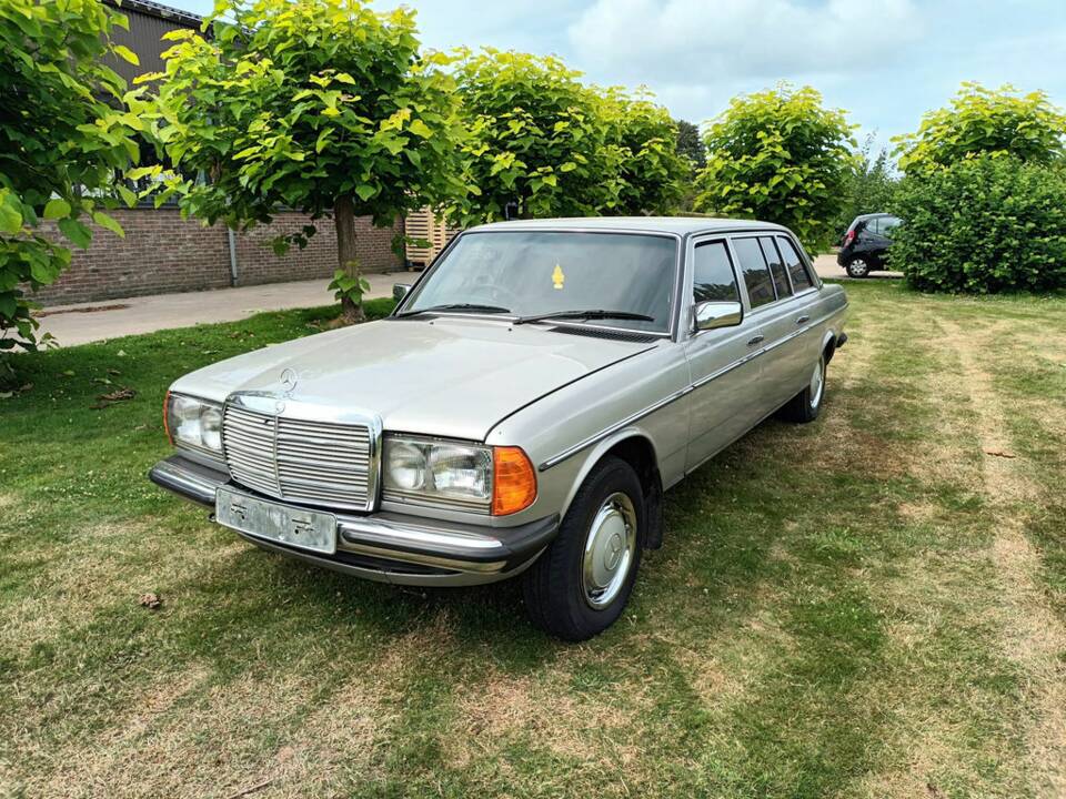 Image 4/8 of Mercedes-Benz 300 D lang (1985)