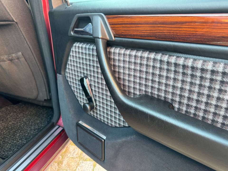 Immagine 71/75 di Mercedes-Benz 230 E (1992)
