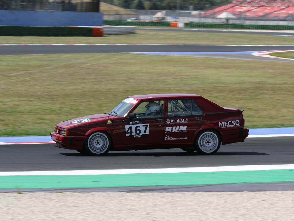 Image 2/11 of Alfa Romeo 75 3.0 V6 America (1990)