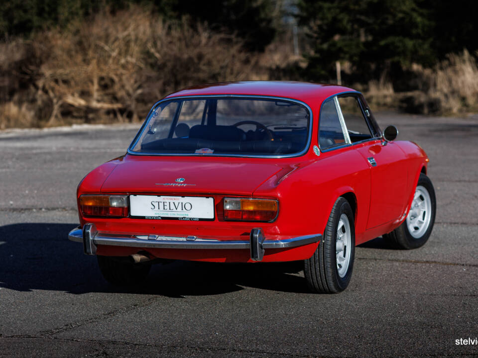 Image 14/43 of Alfa Romeo 2000 GT Veloce (1972)