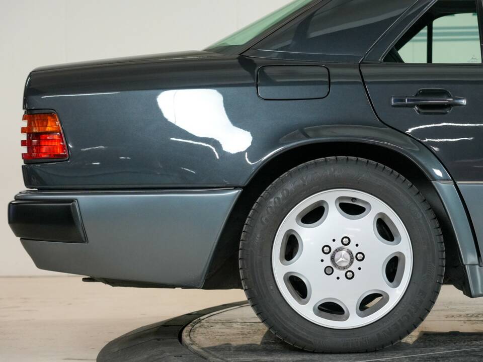 Image 11/32 of Mercedes-Benz 500 E (1992)
