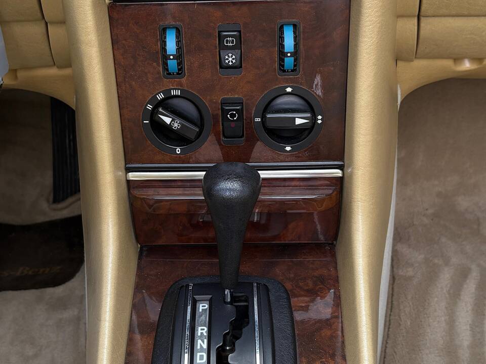Image 22/24 de Mercedes-Benz 280 SL (1984)
