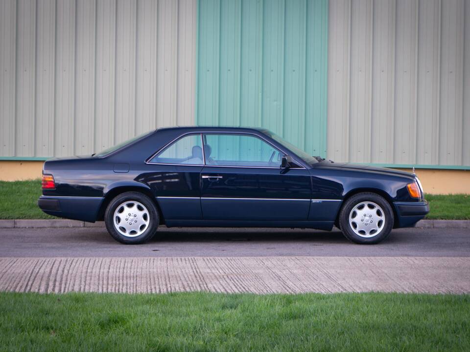 Bild 4/30 von Mercedes-Benz 300 CE (1992)