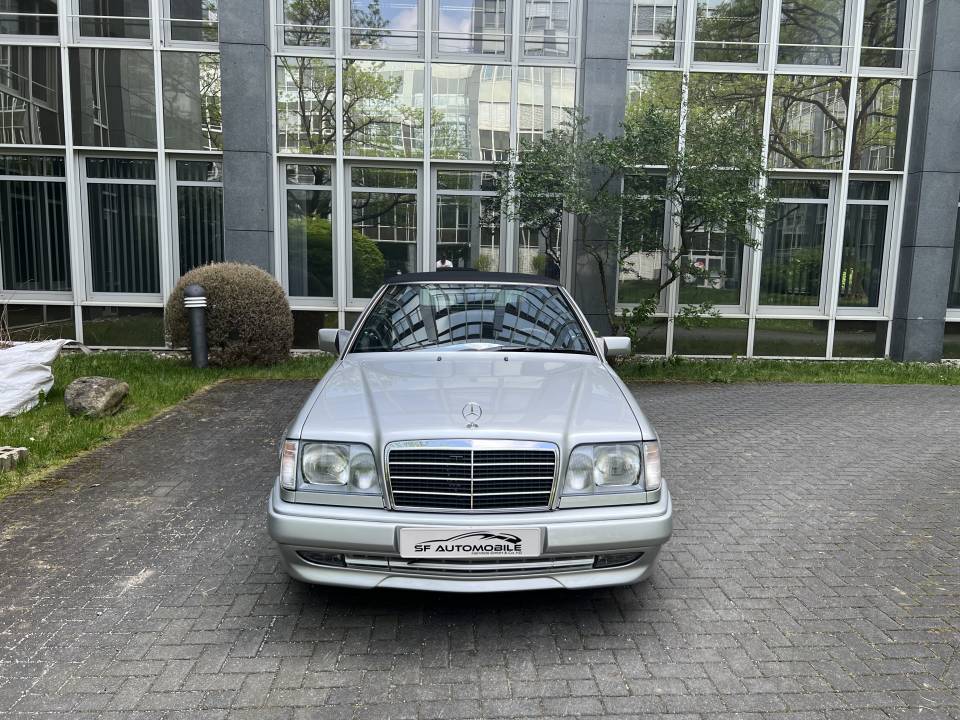 Immagine 9/30 di Mercedes-Benz E 36 AMG (1995)