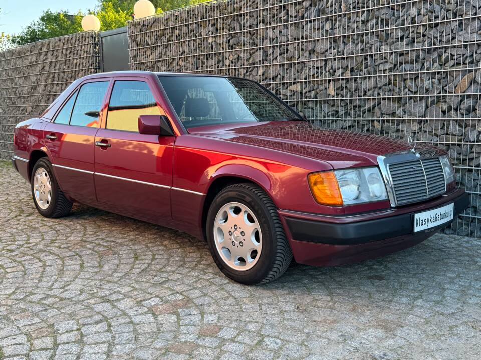 Immagine 49/75 di Mercedes-Benz 230 E (1992)
