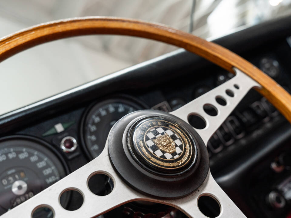 Image 10/36 of Jaguar E-Type (1969)