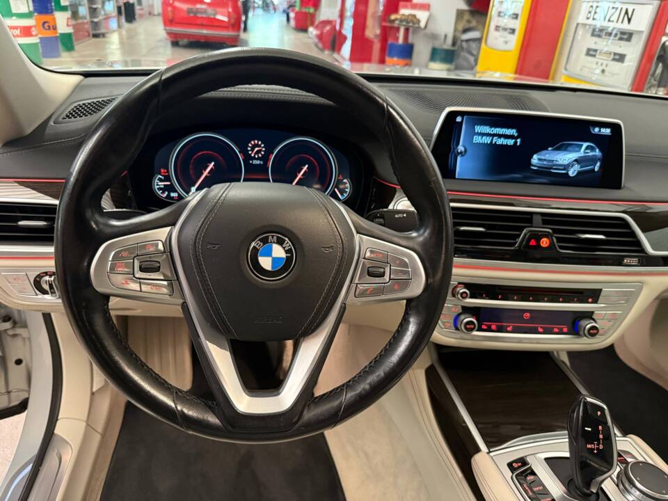 Bild 13/23 von BMW 730d (2016)