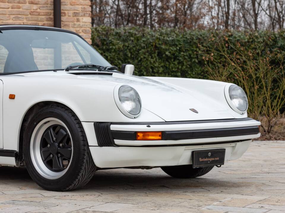 Afbeelding 26/45 van Porsche 911 Carrera 3.2 (WTL) (1988)