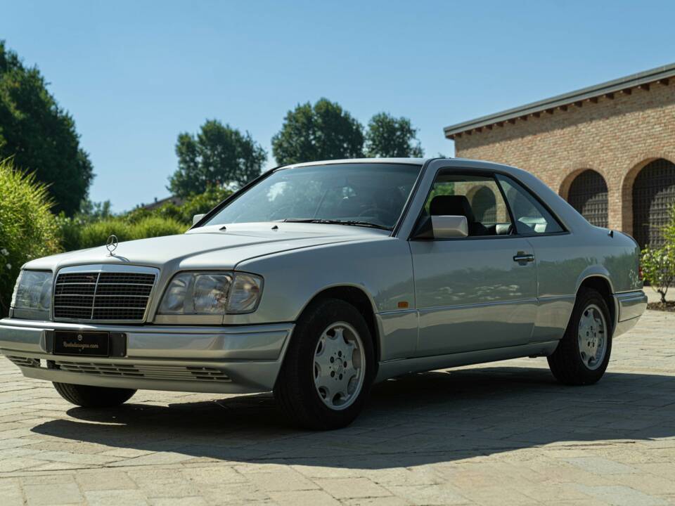 Image 9/50 of Mercedes-Benz E 200 (1995)