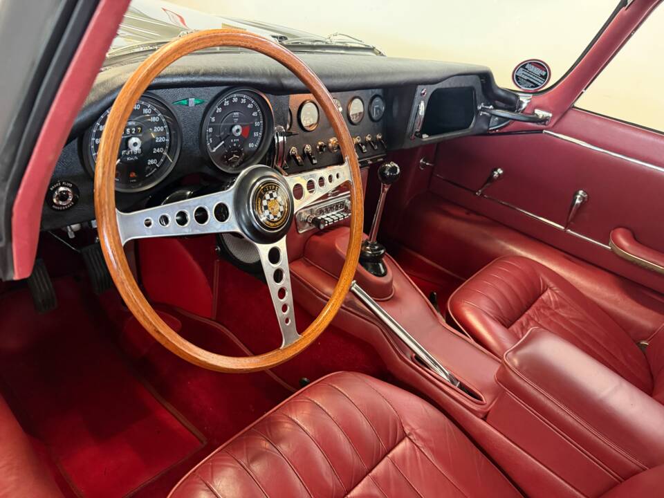 Image 2/5 de Jaguar Type E 4.2 (1964)