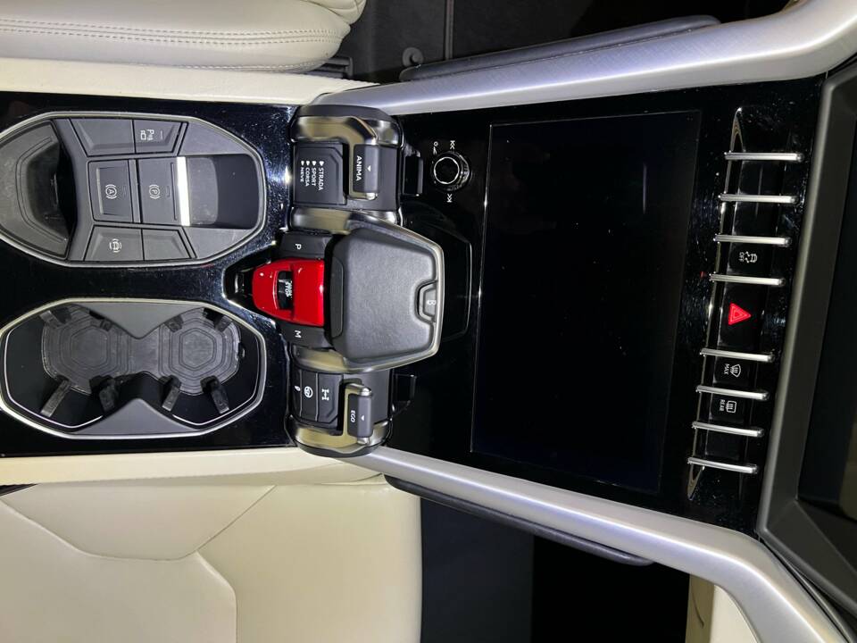 Image 11/18 of Lamborghini Urus (2019)