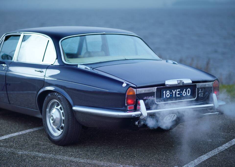 Image 17/26 de Jaguar XJ 6 L 4.2 (1976)
