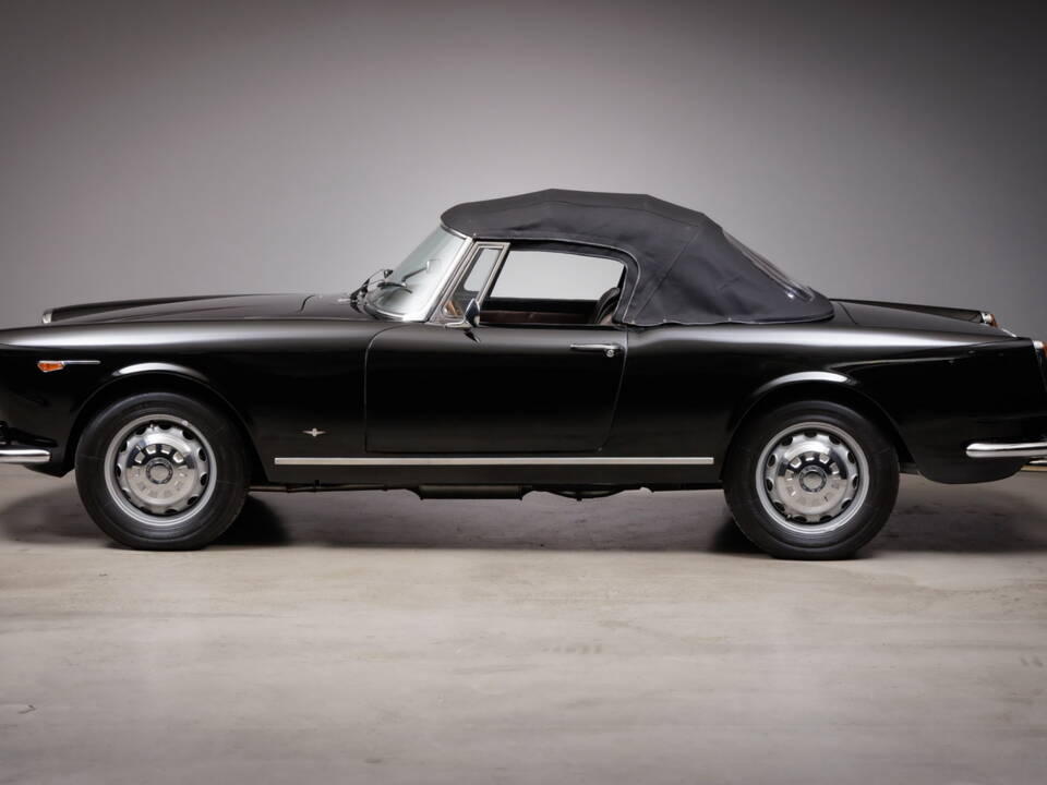 Image 7/36 of Alfa Romeo 2600 Spider (1963)