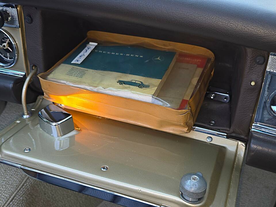 Image 15/21 of Mercedes-Benz 280 SL (1971)