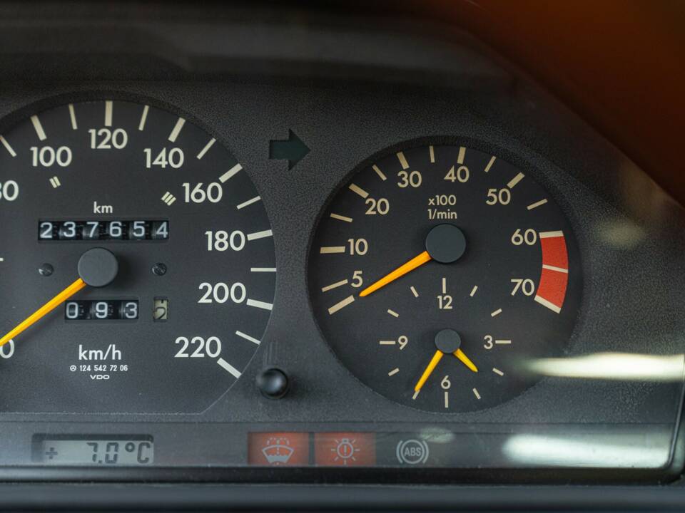 Afbeelding 41/50 van Mercedes-Benz 200 CE (1992)