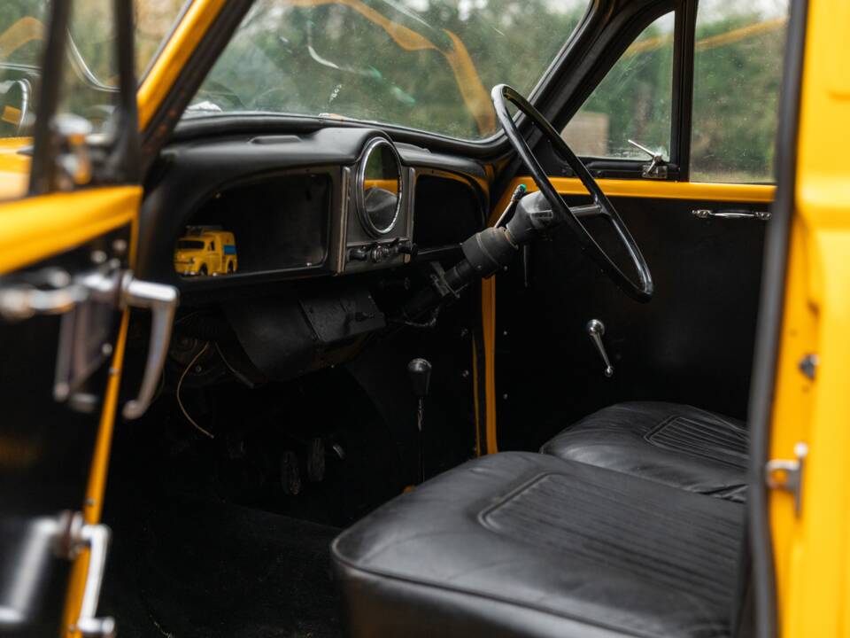 Image 28/50 of Morris Minor Van (1971)